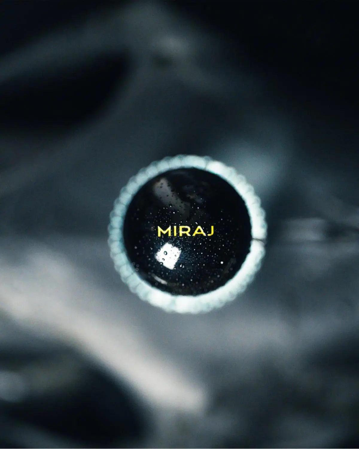 Detaliu capac și etichetă Miraj Bleumarin – parfum unisex